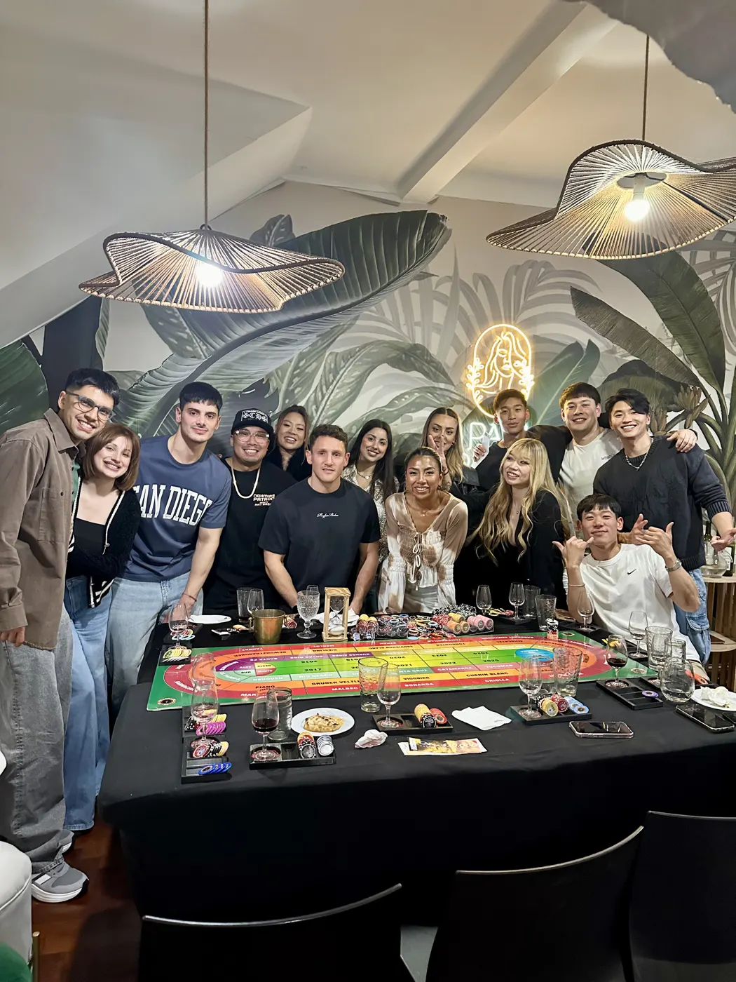Grupo festejando alrededor de la mesa de juego en un bar