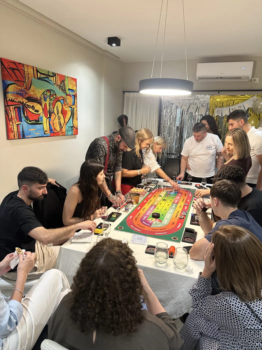 Familia y amigos jugando en casa