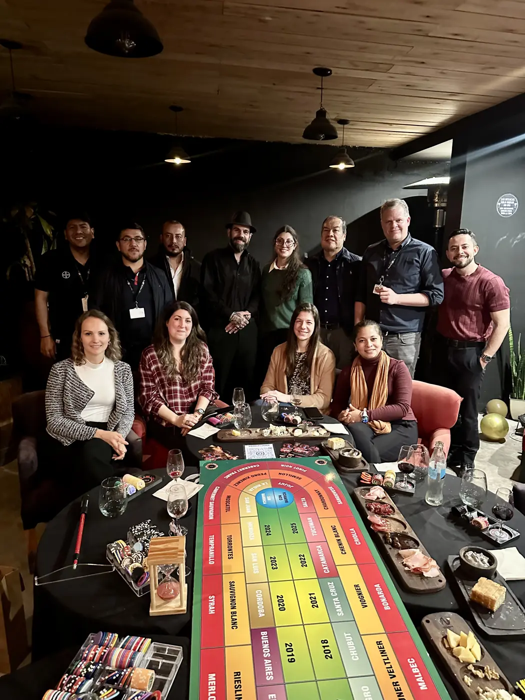 Equipo de una empresa alrededor del tablero de Wine Casino
