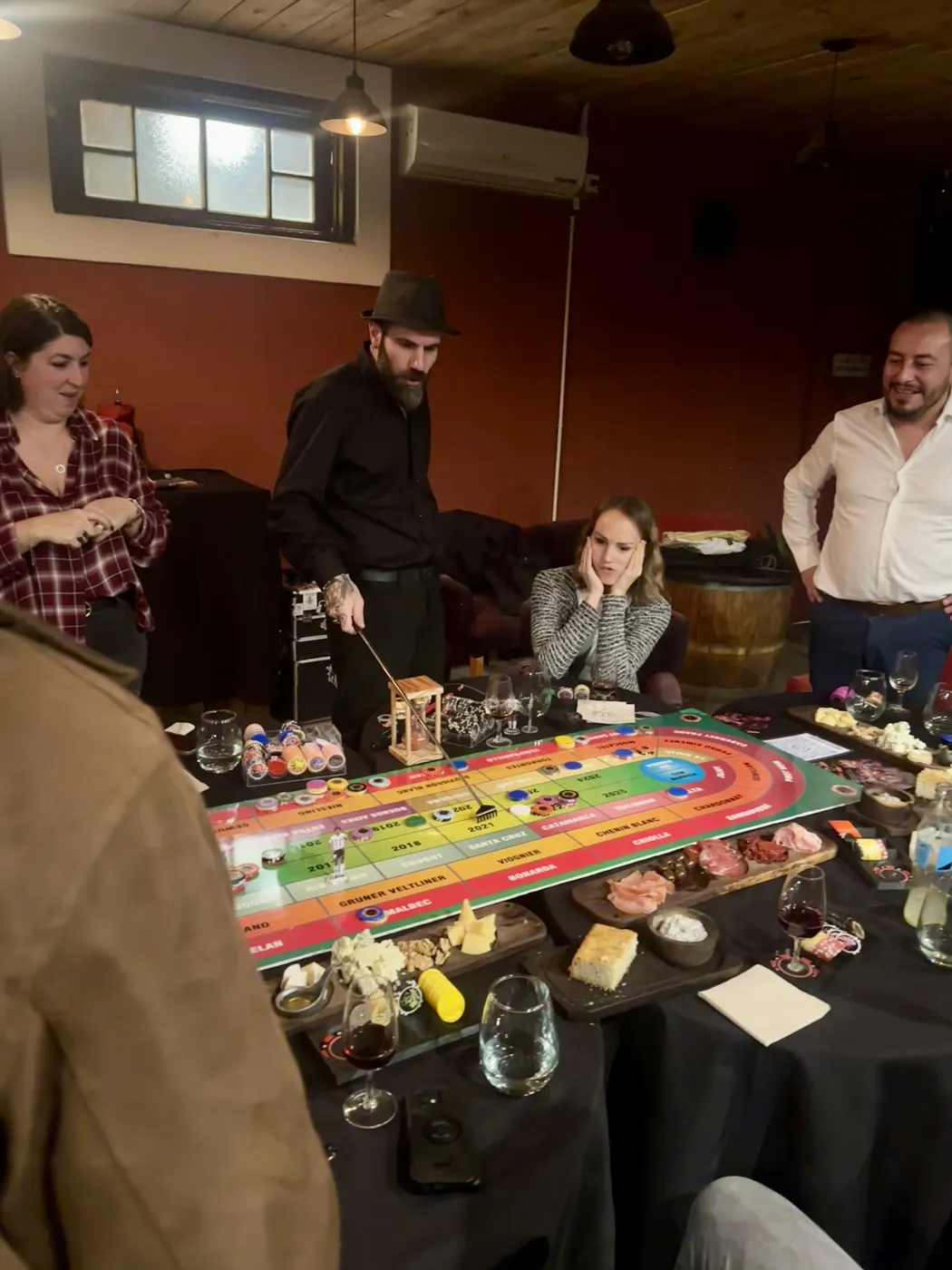 El Croupier Sommelier guiando la partida junto a la mesa