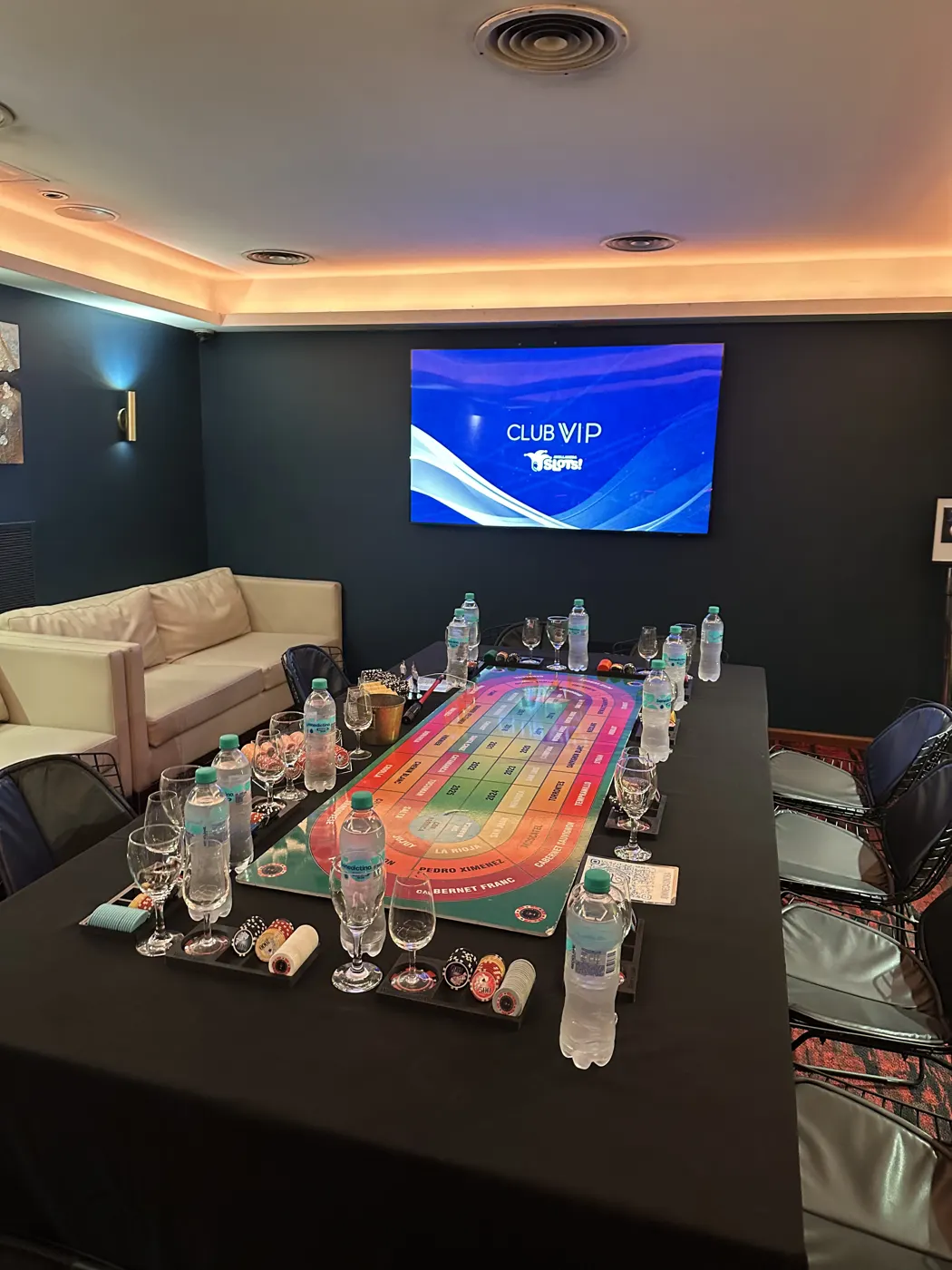 Mesa de Wine Casino armada en una sala VIP, lista para jugar